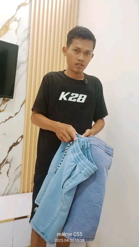 3 celana pendek jeans pria #PromoNonStop #RacunShopee #murahkebangetan #shopeevideo #ViralDiShopeeVideo #ShopeeCOD #Diskon50Persen