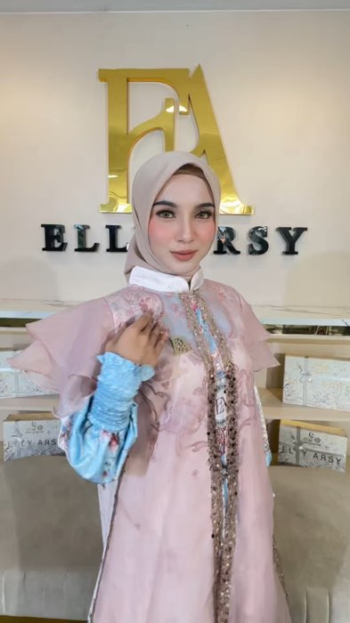 Bukan sulap bukan sihir.. Kalau pakai Gevina emang bikin secantik ini .. Yuk cek out di live sekarang ..  🥰🫶 #outfitlebaran2026 #ellyarsy