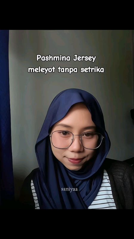 Nyesel baru tahu #pashminajersey satu ini, yang aku pake varian navy ya girls #SpillBawaBerkah #RacunShopeeCheck #DiskonRacunShopee