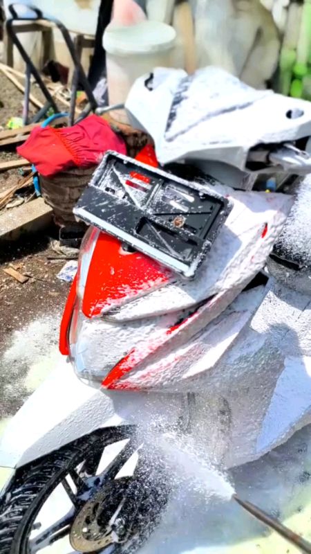 Shampo Touchles Paling Ampuh mengangkat Kotorangan Ringan di motor kesayanganmu . #touchlessshampoo