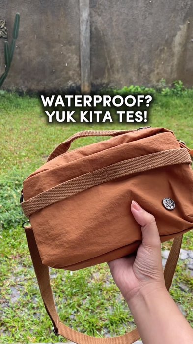 Beneran anti air! #tasselempang #slingbagsimple #RacunShopeeCheck #ShopeeReview #SpillBawaBerkah #PromoNonStop #GratisOngkirRP0 #GakNyeselBeliIni