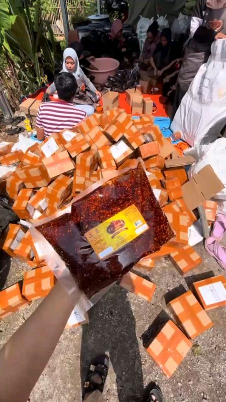 nah sekarang udah ready lagi ya guys cili oil kemasan 1kg kemasan dijamin aman pengiriman nya#cekout #promo #enak #belisemuadishopee #murah #fyp #COD