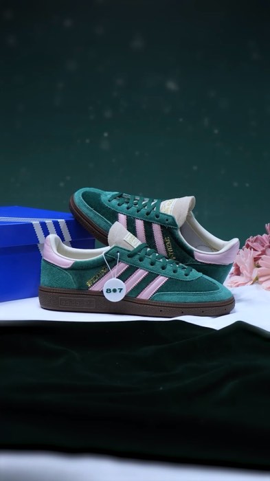 Desain retro yang gampang banget masuk ke outfit apa aja. Dari nongkrong santai sampai semi-formal, langsung otomatis rapi! 🏃🏿👟🛒💫  Chat admin now