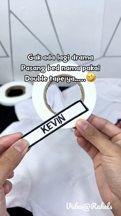 Pasang atribut sekolah tanpa perlu di jahit #lemkain #lemtekstil #lemkaintanpajahit #lemsom #perekatkain #RacunShopee #ViralDiShopeeVideo