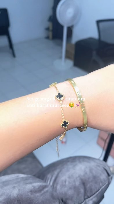 Set gelang clover titanium🫶🏻#GratisOngkirRP0 #ViralDiShopeeVideo #gelangantikarat #gelangtitaniumantikarat #gelangcloverviral #foryoupage