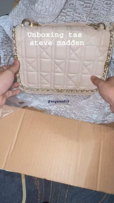 Cakep aku kira kecil ternyata lumayan besar cukup buat 2 hp dompet makeup 🥰✨#stevemadden