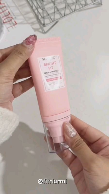 berani panas-panas karena sunscreen ini #SpillRacunShopee #RacunShopee #skintificsunscreenbrightfitserum #sunscreenbrighteningpink #skintificsunscreen