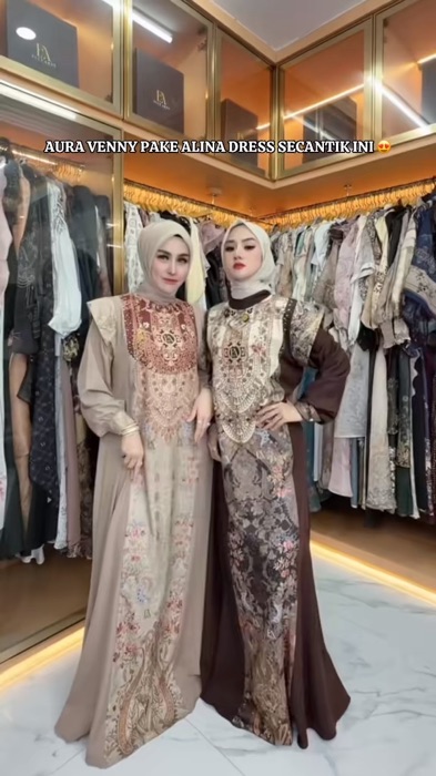 Desainnya yang cantik dan elegan siap membuat pesonamu semakin terpancar .. 😍  Yuk, checkout Alina Dress sekarang.. #ellyarsy