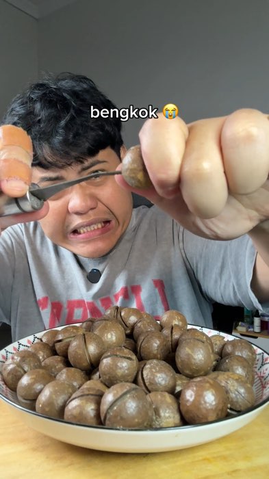 Makan kacang macadamia yang butuh 7 sampai 10 tahun untuk tumbuh
