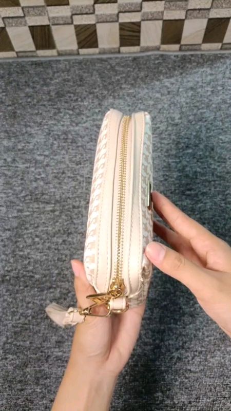 cari pouch yang simple dan kelihatan mahal???.....buruan cek kranjang
