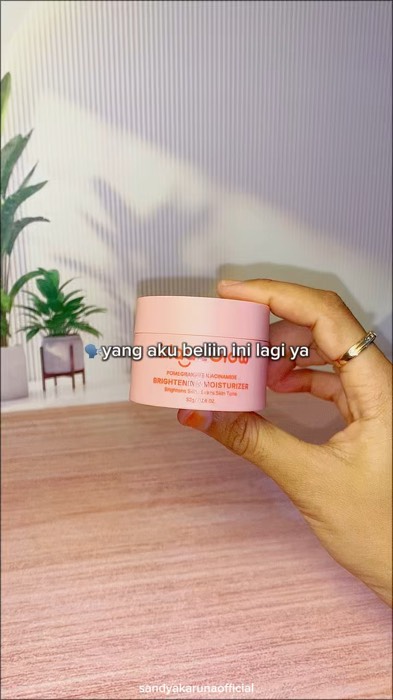 Kulit jadi lebih halus dan mulus🥹 #glad2glow #glad2glowmoisturizer #glad2glowreview #glad2glowskincare #glad2glowbundle #fypshopeevideo