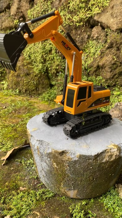 Exca butuh bantuan lagi nih teman2,,,    #rcmolen #rcexcavator #rcpickup #mainnananak #mainanviral