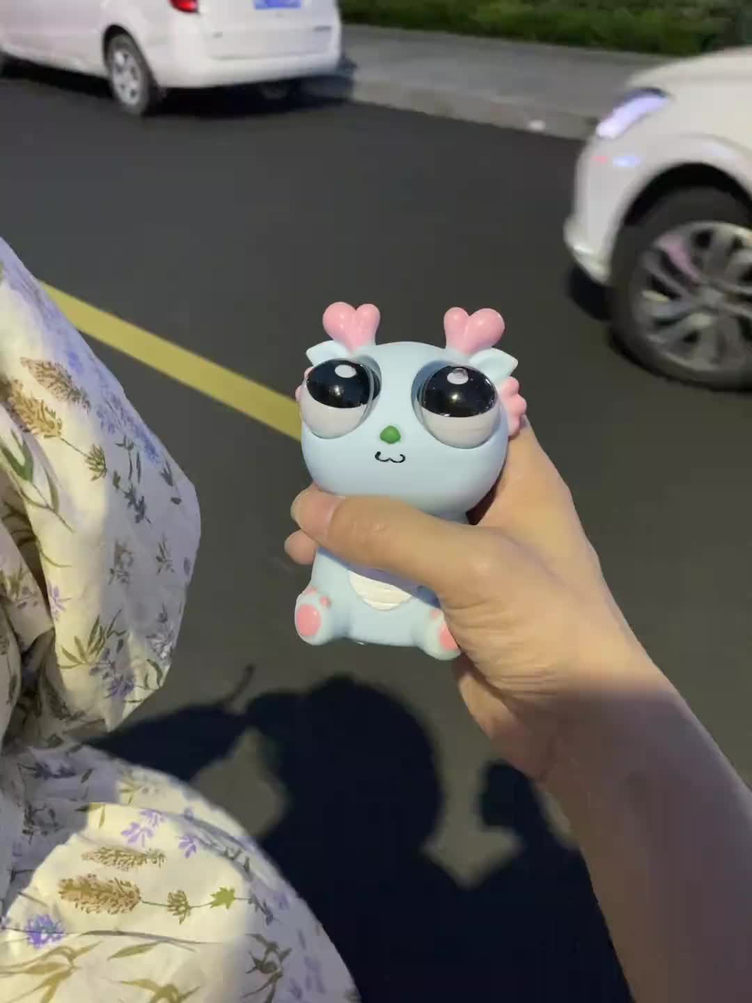 Pacar perempuan saya memberi saya mainan penghilang stres. Dia bilang saya harus meremasnya saat saya merasa stres.#poptoys #penghilangstres