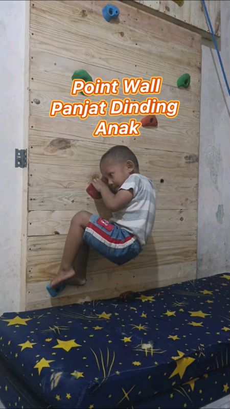 Lihat Ekspresinya Point Wall Climbing #pointwallclimbing #pointwall #panjatdinding #Panjatdindinganak #wallclimbing #bouldering #crimppoint #holds