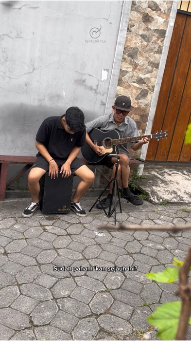 Yang hujan luar yg basah mata 🤭 #nongkrong #mandalikamusic #tongkrongan #sediaakusebelumhujan #gitarakustik