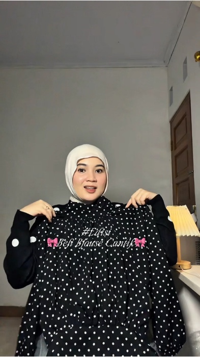 Aku pake polka black bagus bgt serius uda punya beberapa warna ld 120 🎀🤩💖🥰#blousewanita #polkadotoutfit #blousepolkadot #ReviewShopeeVideo