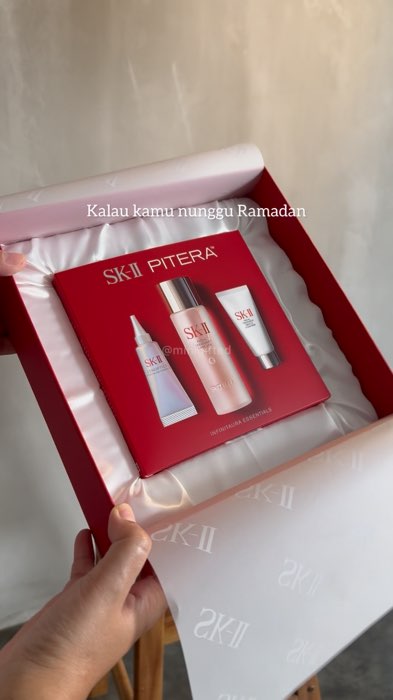 Ide hampers yang udah pasti gong, kelihatan ptemium dan apalagi isinya item legendaris macam Facial Treatment essence.  ✨#skii #hamperslebaran