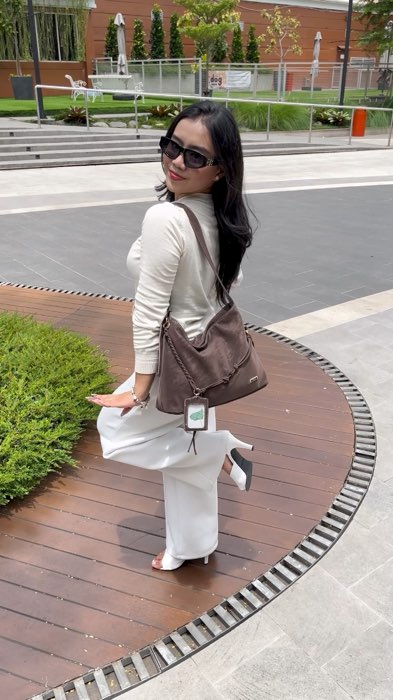 Daily City Girls with Naura Shoulderbag