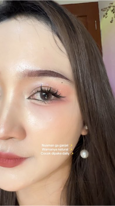Makeup udah cakep, tinggal tambahin softlens biar makin stand out 👀✨  #softlens #softlensrekomendasi #softlensnewblukcinnamonbrown #softlensnewbluk