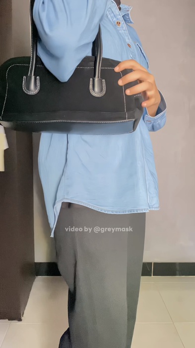 Yewina Suede Shoulder Bag dengan zipper, full furing & strap keeper yang rapi. #taswanita #shoulderbag #leenbenka