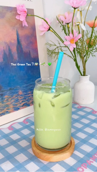 Siapa yang suka Thai Green Tea kaya aku? 🙋🏻‍♀️ #gelaskacaestetik #gelasaesthetic #tatakangelaskayu #RacunShopee #DiskonRacunShopee #GakNyeselBeliIni