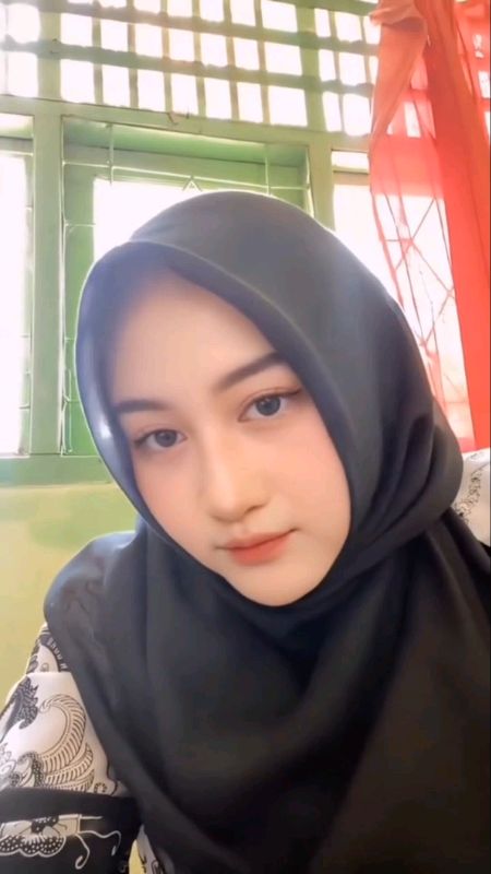 HIJAB HITAM SEGIEMPAT POLOS CANTIK #hijabhitam #hijabhitampolos #hijabhitampolossegiempat #hijabpoloshitamsegiempat #hijabpoloshitam #RacunShopee