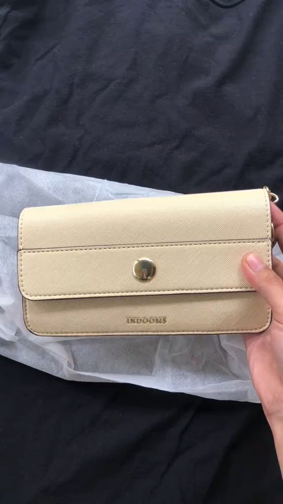 Tas wanita yang cocok untuk semua usia dengan desain timeless dan anti bosan #ShoulderBag #LuxuryLook #FashionDaily