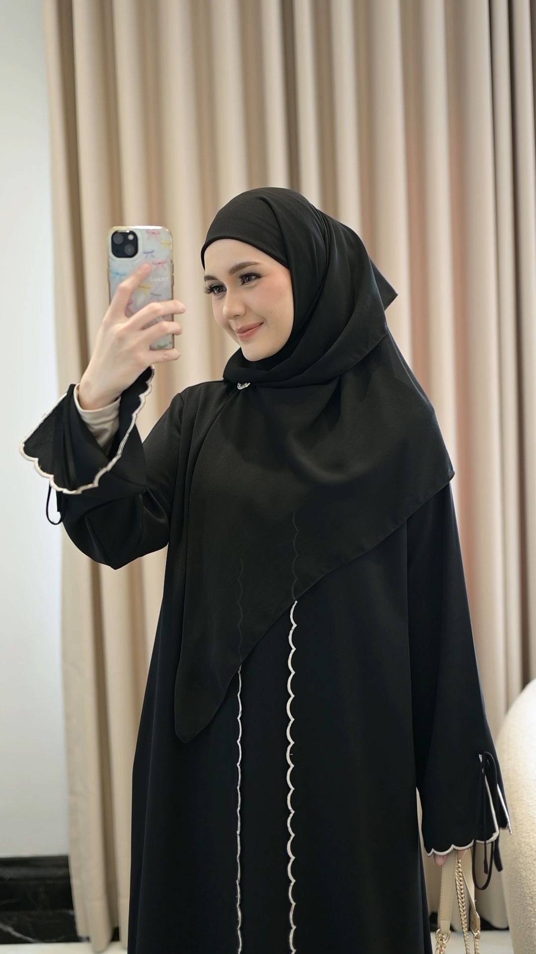 GRWM Nafisa Abaya🥰
Khusus Nafisa Abaya Black ready stok siap kamu miliki😍
#carioutfitkesiniazzha #azzhaindonesia #abaya