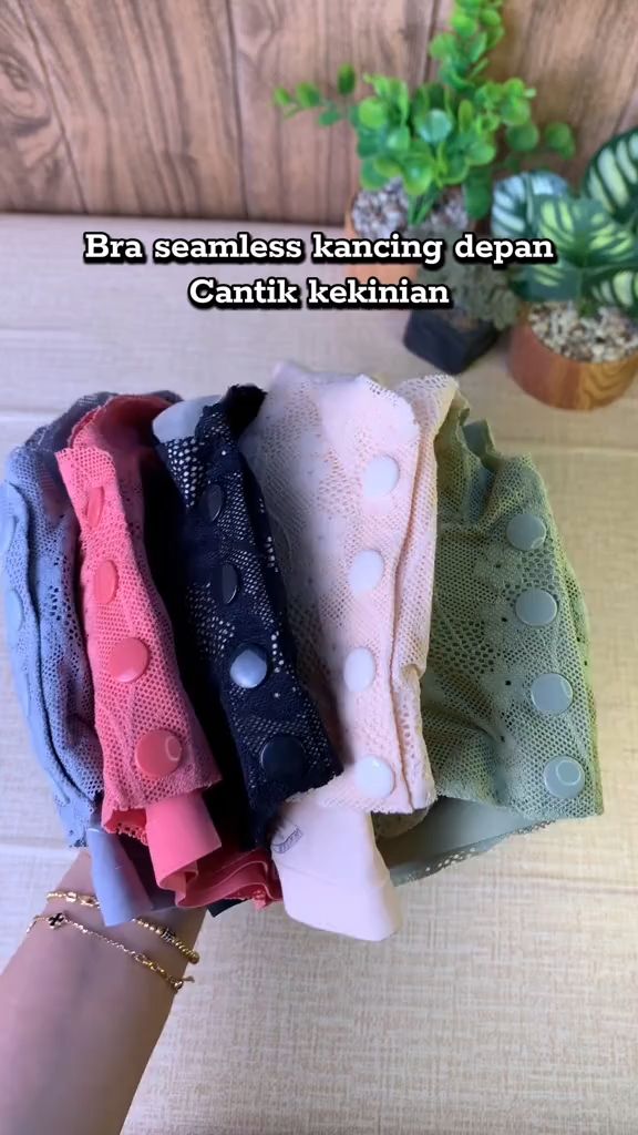 Bra menyusui super lembut, tidak ketat, bukaan mudah satu tangan! Nyaman seharian, cocok buat ibu menyusui.
#BraMenyusui #IbuMenyusui #PakaianIbuHamil