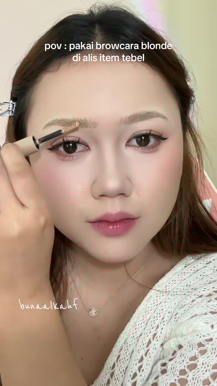 Tapi aslinya alisku disulam+tebel🤣 dicover pakai conceal bagus bgt ga ketara sulam nya🤣 #browcara #alisblonde #tutoralis #alistebal #novo #makeup #makeuptutorial